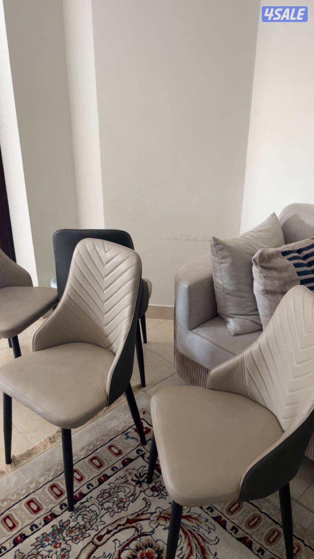 سلام عليكم عندي طاوله للبيع شاريها ب ٥٥ مع كراسيها  وللبيع ب 14 دينار1