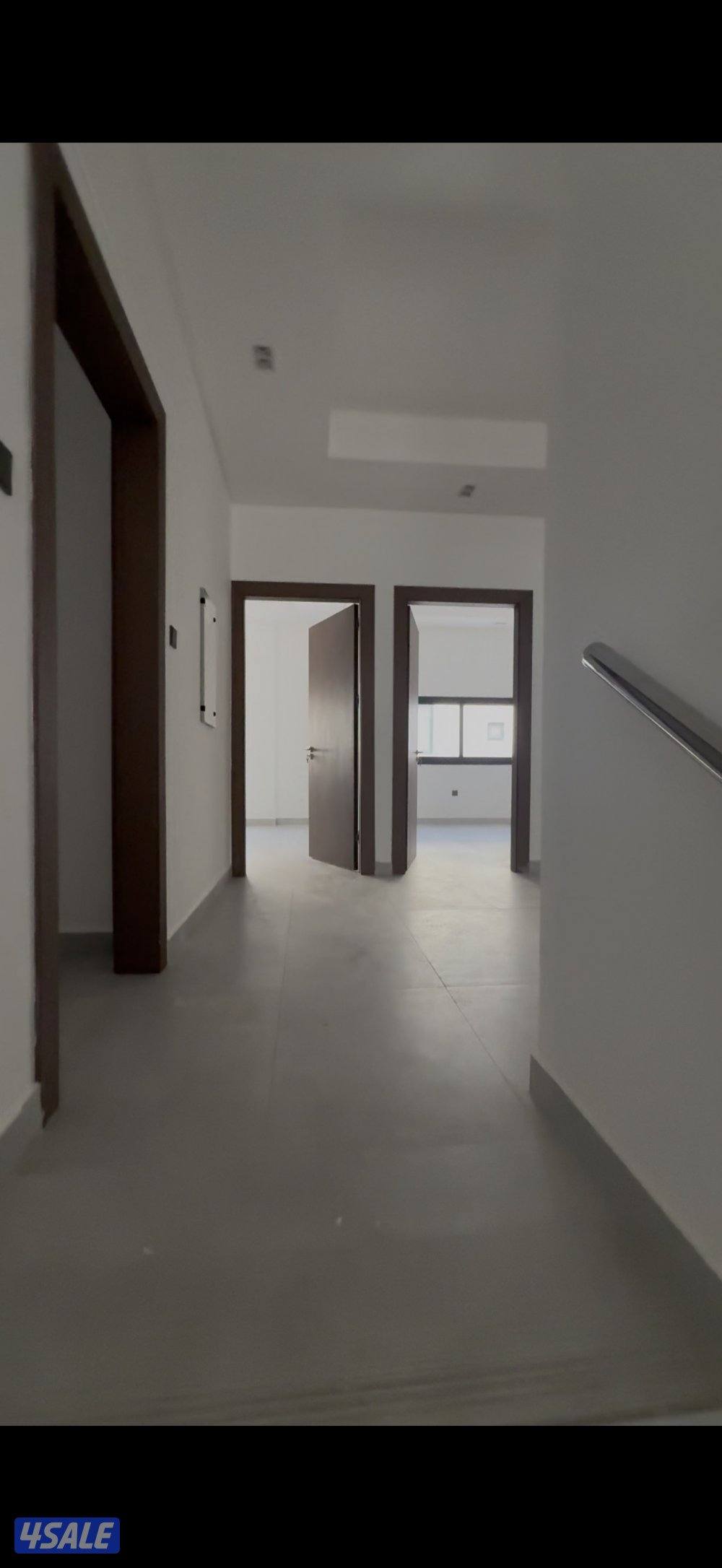 🏠 للإيجار عدد من الڤلل في منطقة أبو فطيرة تتكون من دورين مع سطح كبير 🏠4