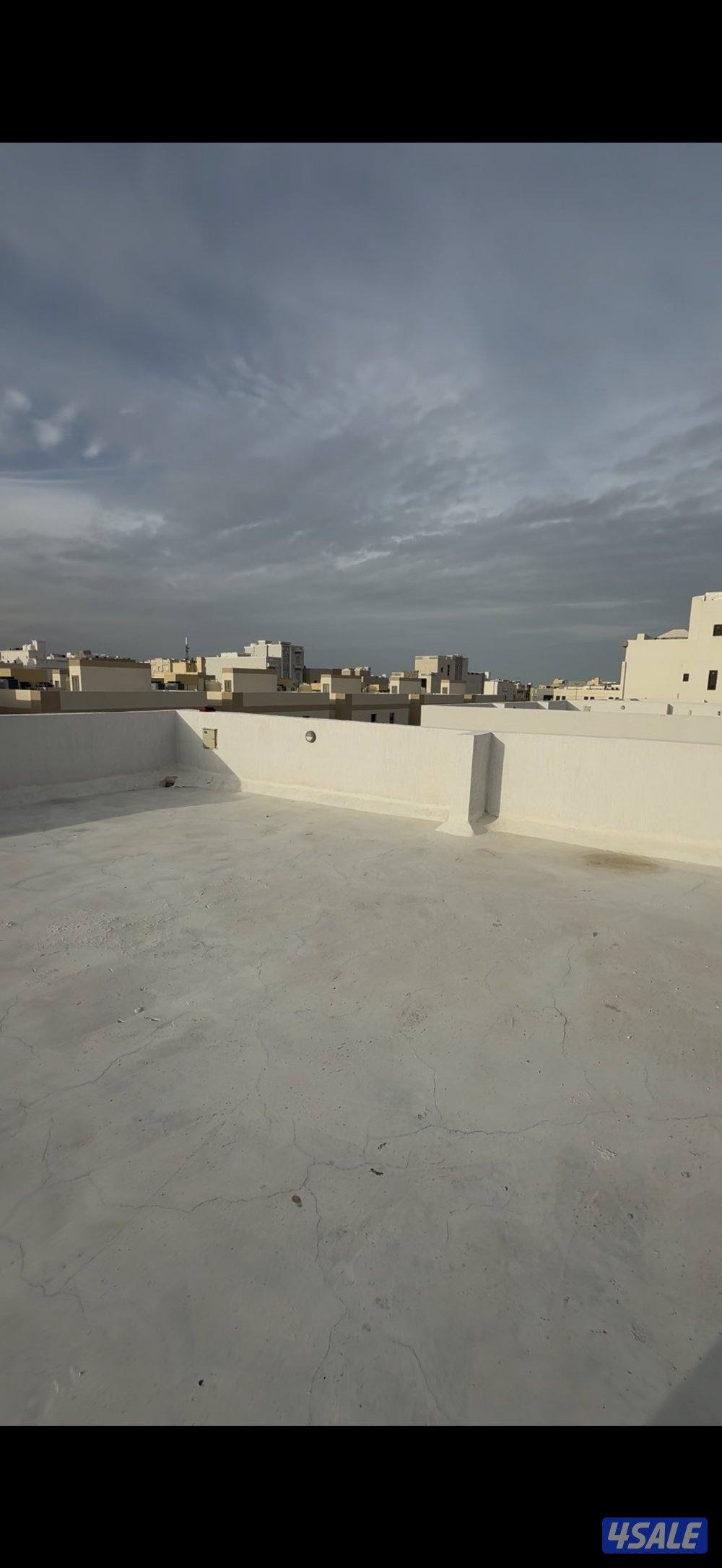 🏠 للإيجار عدد من الڤلل في منطقة أبو فطيرة تتكون من دورين مع سطح كبير 🏠15