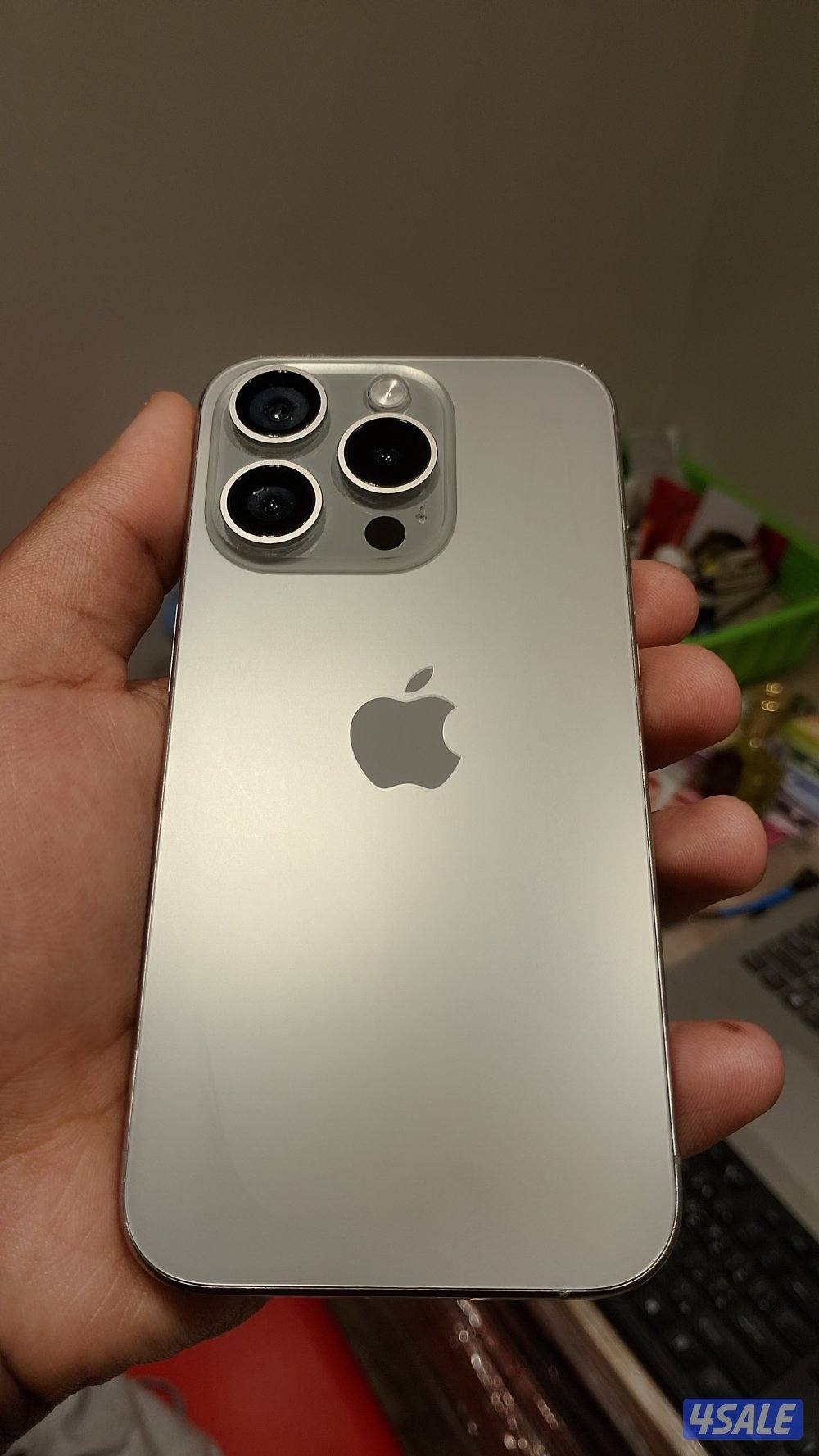 ايفون ١٥ برو نظيف ٢٥٦ جي كل شي شغال مافي كسور مع الكرتونه0