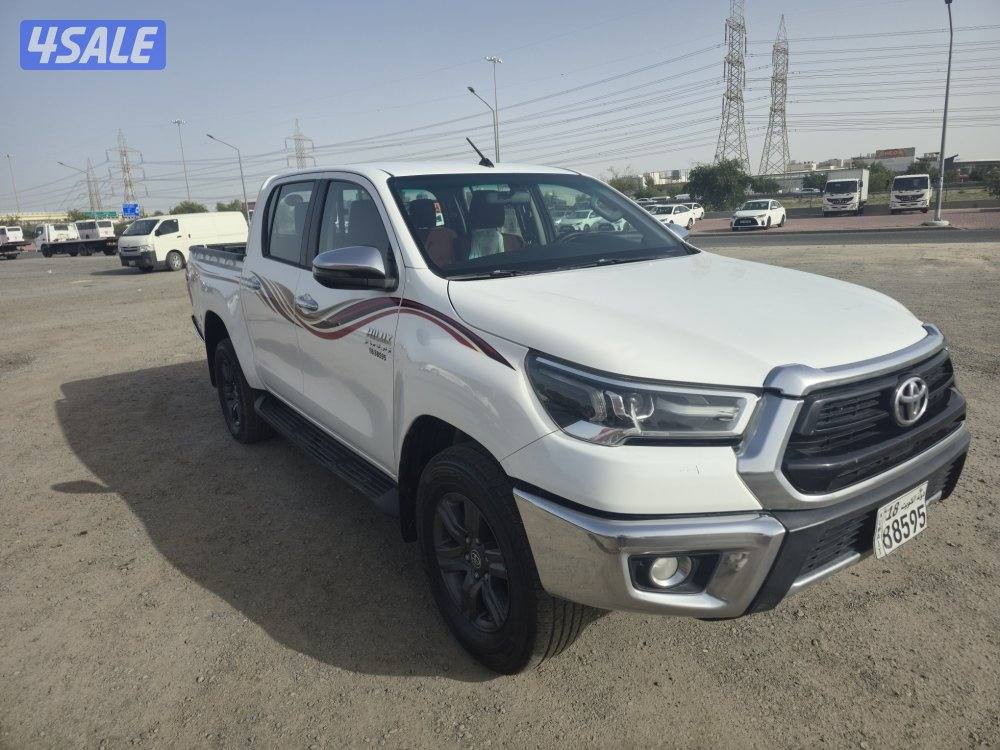 Toyota Hilux pick-up 2021 automatic 4x4 (64000 km)0
