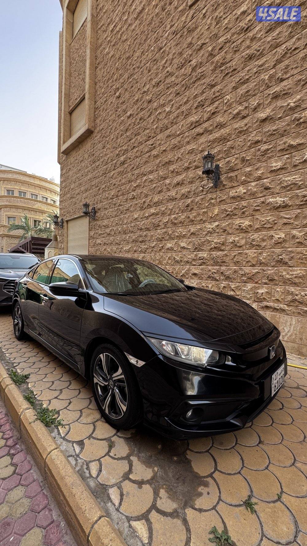 للبيع هوندا سيفيك موديل ٢٠٢٠ اللون اسود ماشي ٩٩ الف0