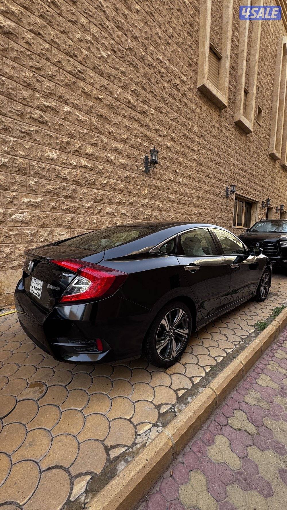 للبيع هوندا سيفيك موديل ٢٠٢٠ اللون اسود ماشي ٩٩ الف2