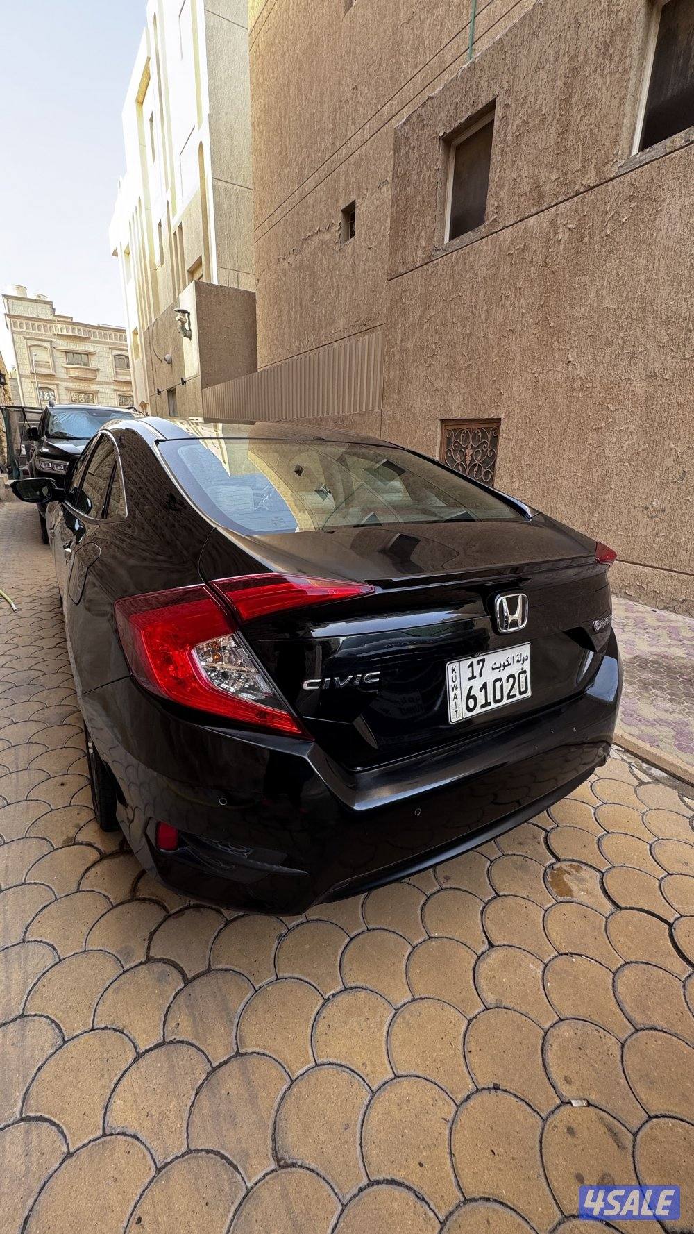 للبيع هوندا سيفيك موديل ٢٠٢٠ اللون اسود ماشي ٩٩ الف3