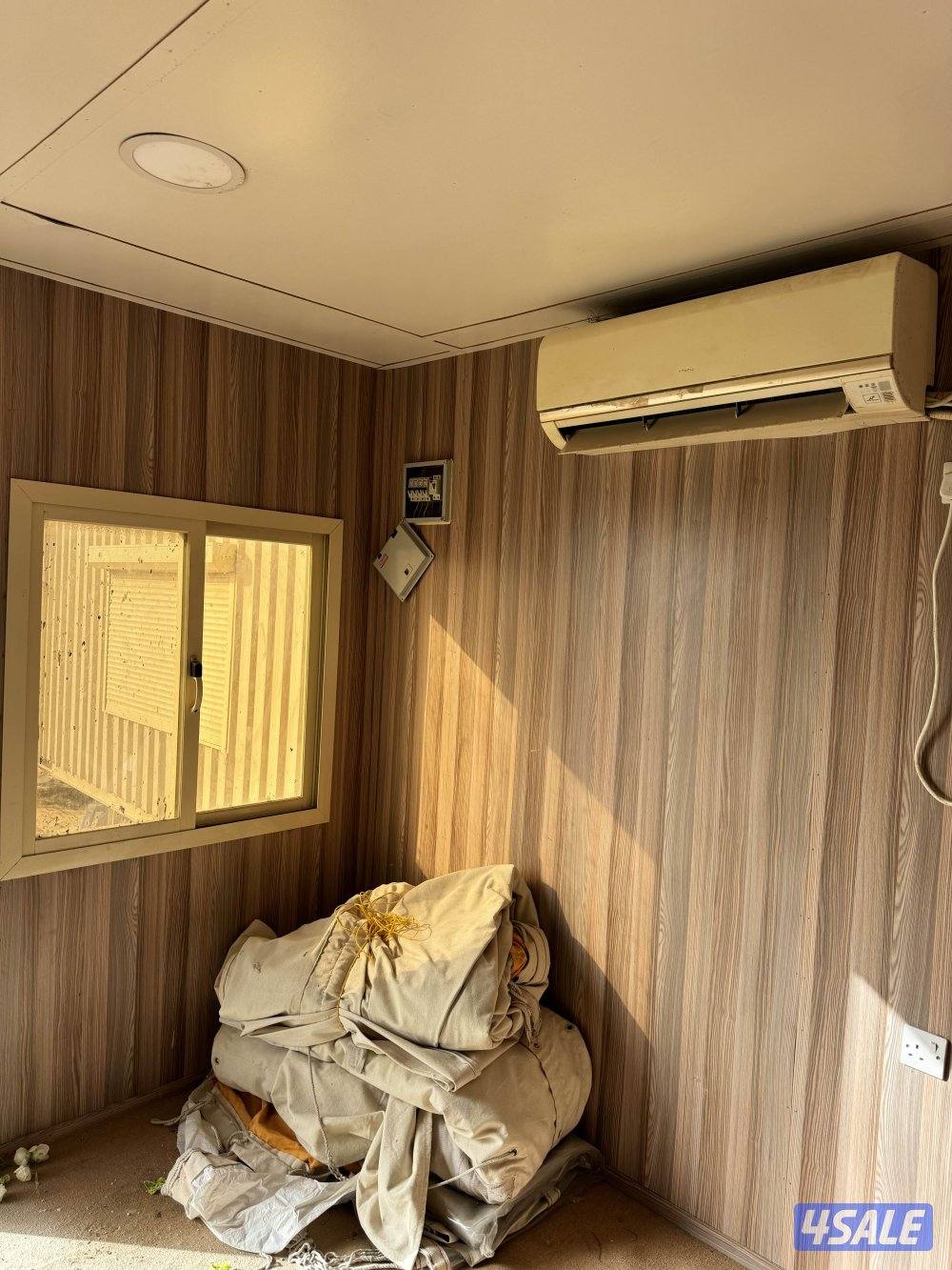 للبيع شاليه ثابت مقاس 3/4 نضيف جدد معه وحده تكيف طن ونص4