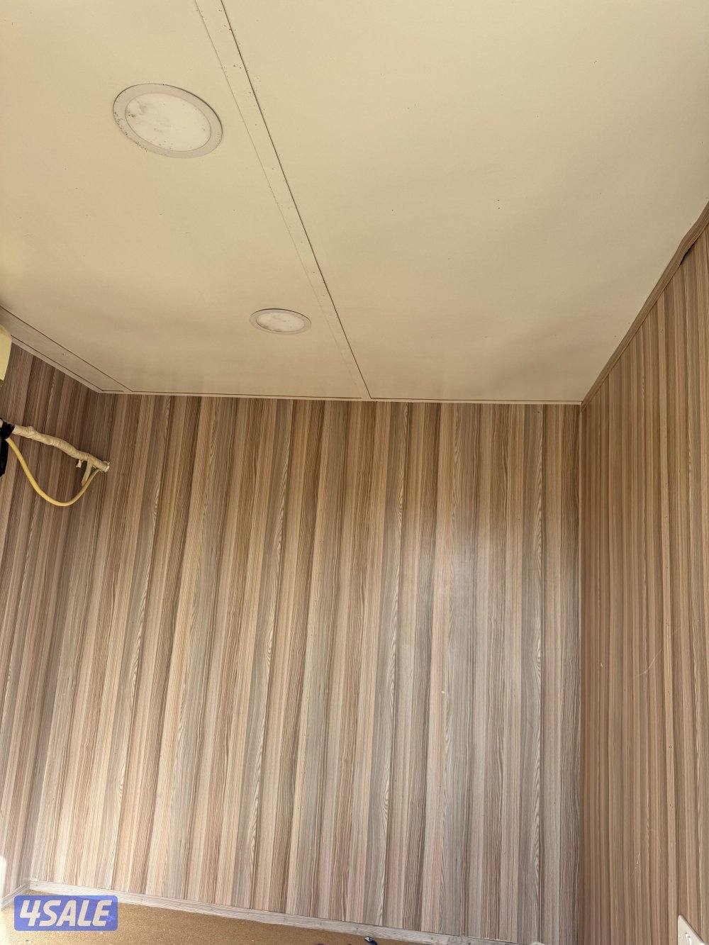 للبيع شاليه ثابت مقاس 3/4 نضيف جدد معه وحده تكيف طن ونص5