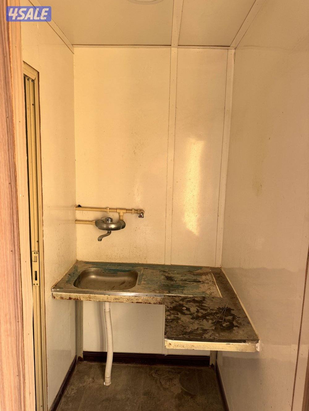 للبيع شاليه ثابت مقاس 3/4 نضيف جدد معه وحده تكيف طن ونص6