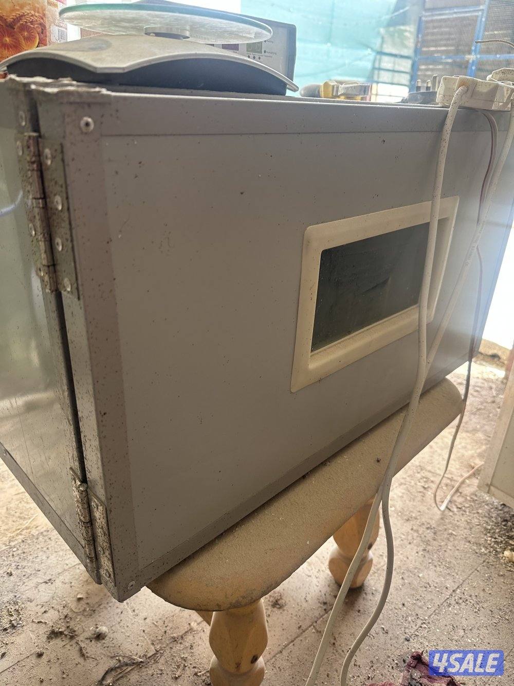 للبيع فقاسه ١٨٠ بيضه كهرباء/طاقه شمسيه0