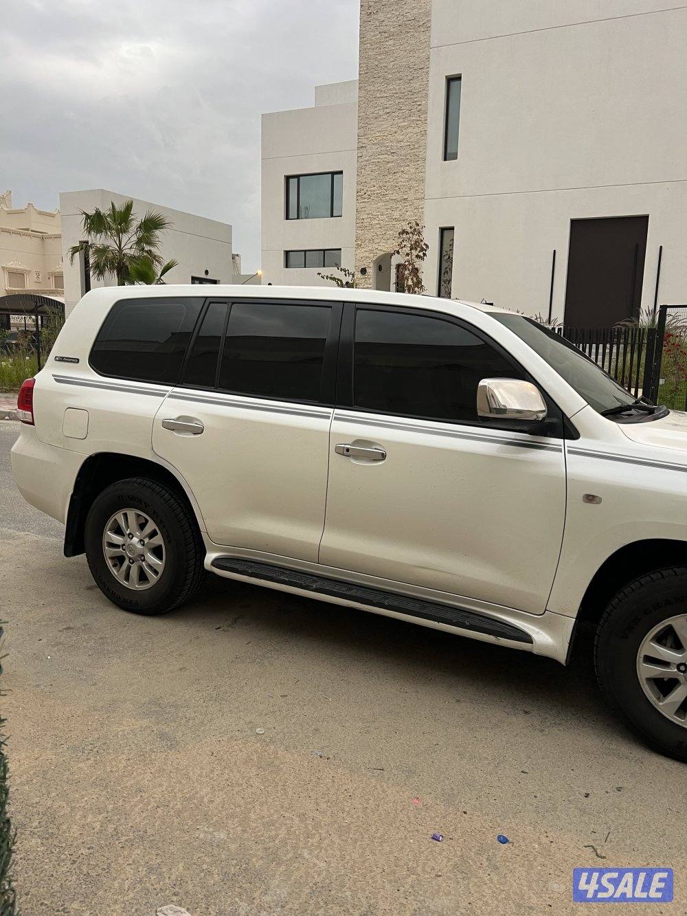 لاندكروزر 2011 ، 8 سلندر وارد قطر كامل المواصفات الفحص مرفق0