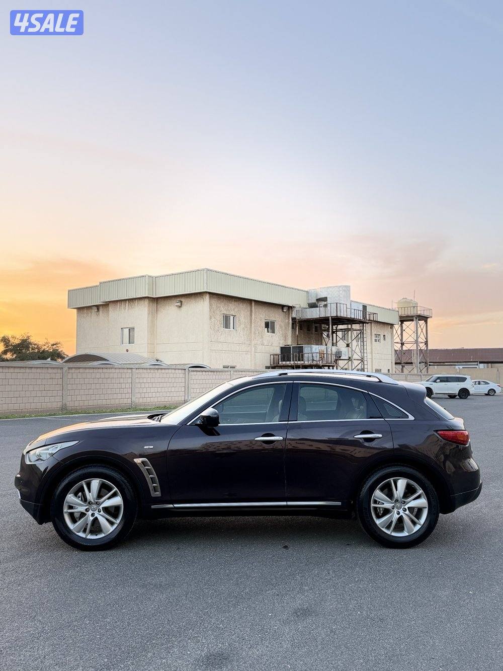 بيعه سريعه انفنتي QX70 بحاله نظيفه كامل المواصفات4