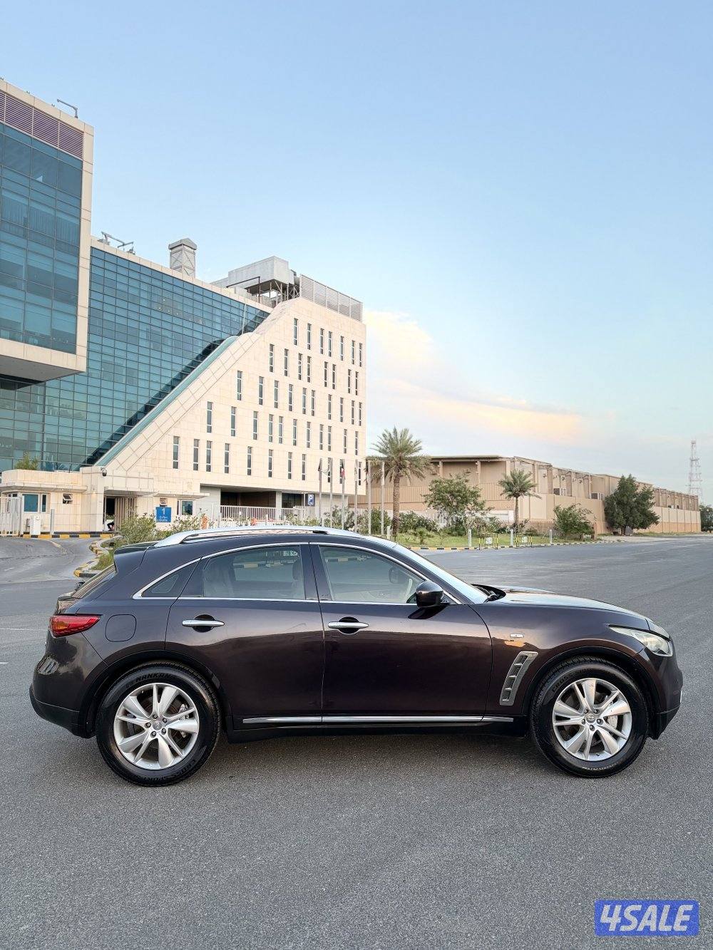 بيعه سريعه انفنتي QX70 بحاله نظيفه كامل المواصفات5