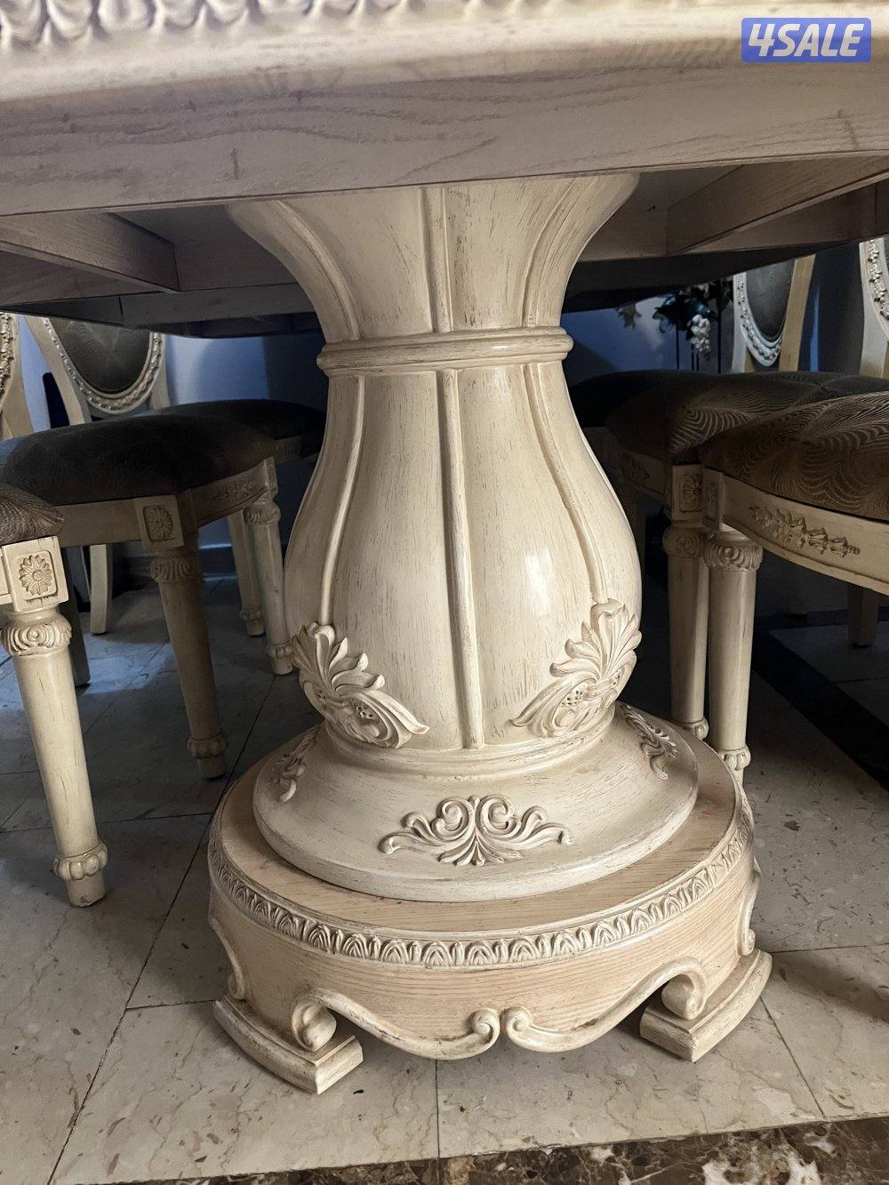 طاولة طعام فاخرة وفرن ايطالي0