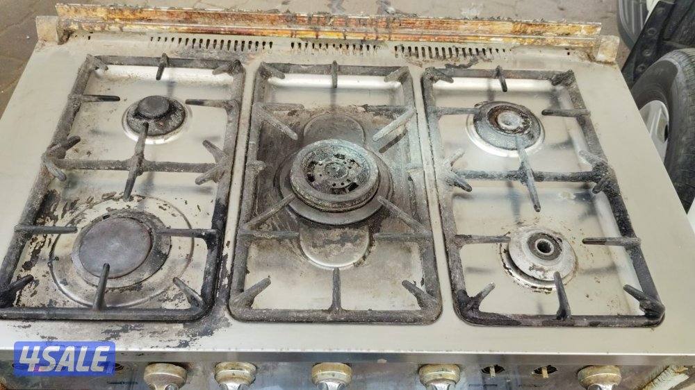 طاولة طعام فاخرة وفرن ايطالي3