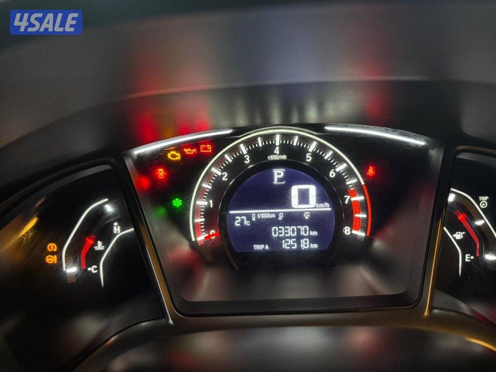 2021 white Honda civic1