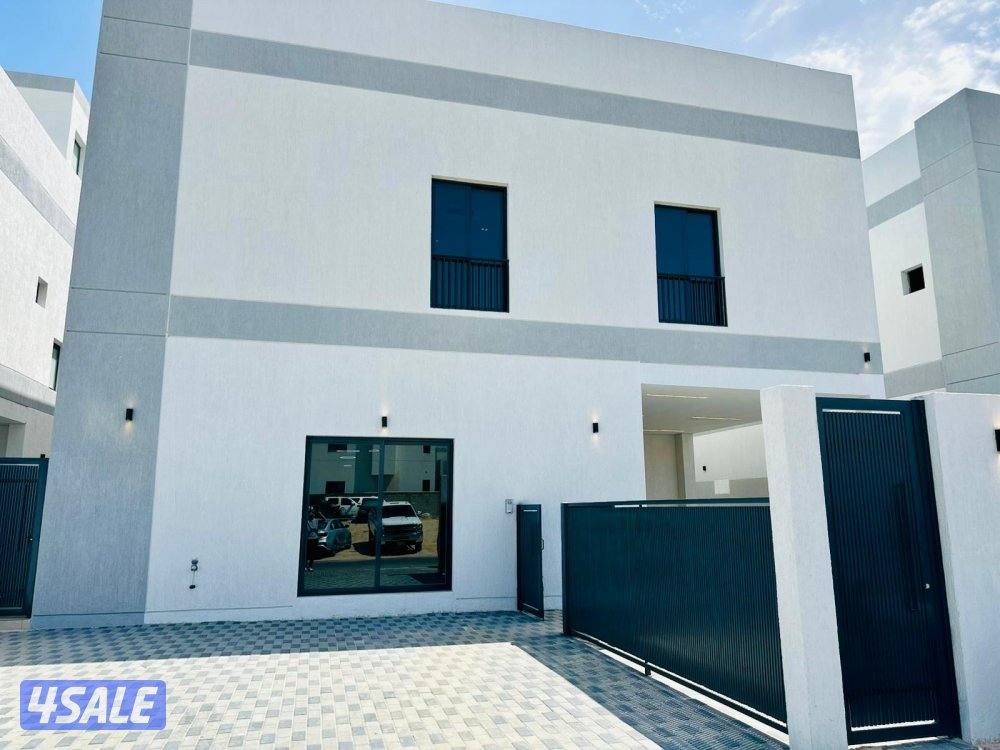 للايجار فيلا جديدة اول ساكن من5 غرف نوم منهم ٣ ماستر مع ديوانية وسايق0