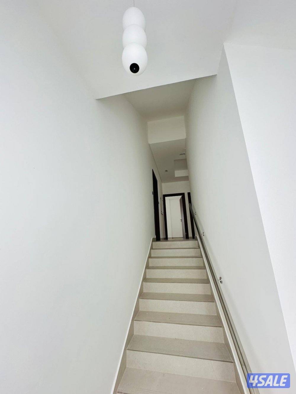 للايجار فيلا جديدة اول ساكن من5 غرف نوم منهم ٣ ماستر مع ديوانية وسايق2