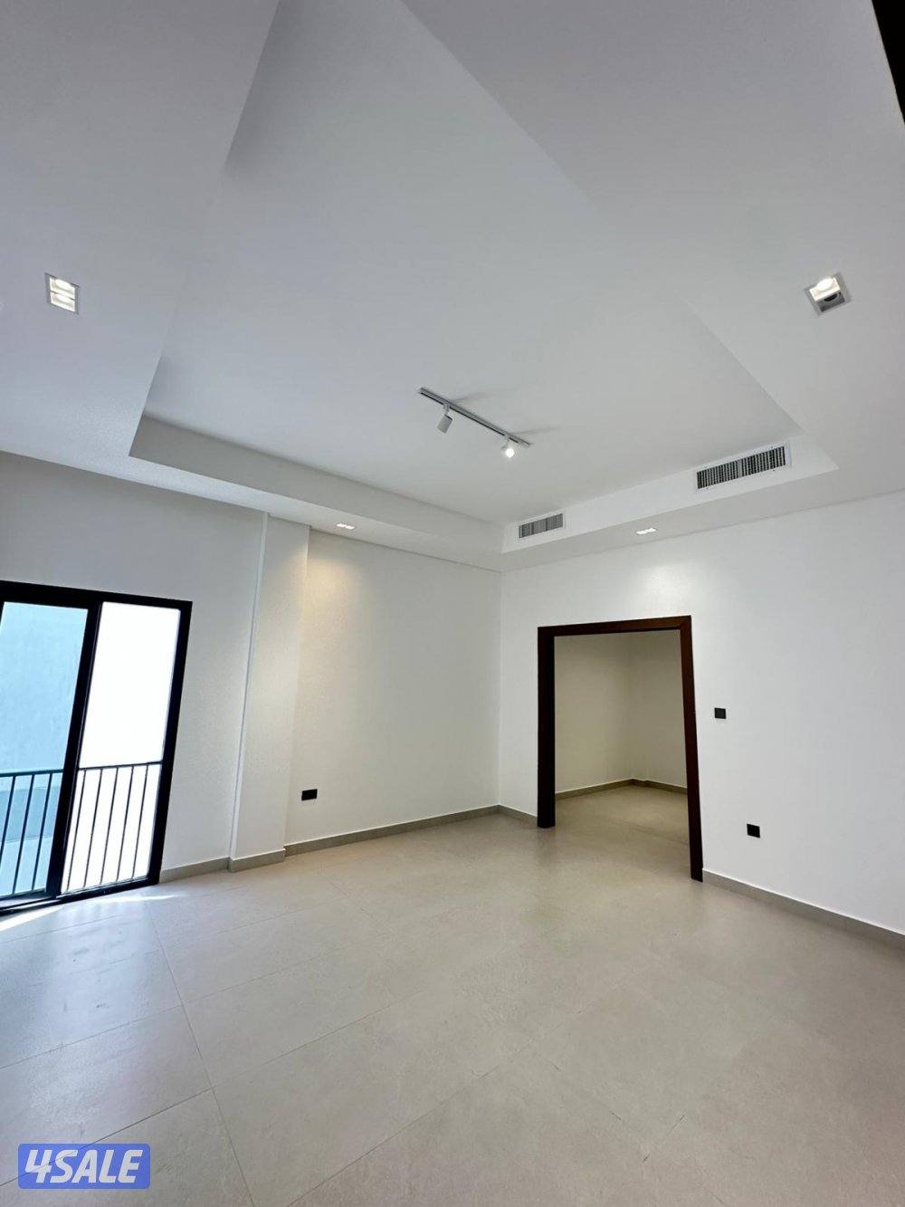 للايجار فيلا جديدة اول ساكن من5 غرف نوم منهم ٣ ماستر مع ديوانية وسايق3