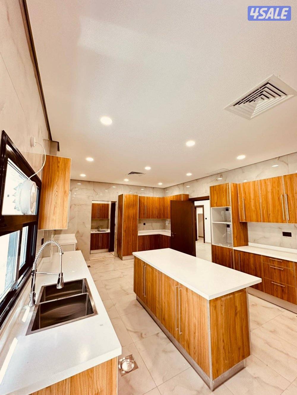 للايجار فيلا جديدة اول ساكن من5 غرف نوم منهم ٣ ماستر مع ديوانية وسايق4