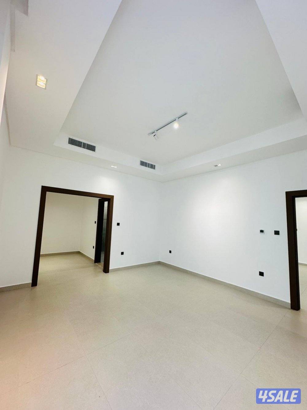 للايجار فيلا جديدة اول ساكن من5 غرف نوم منهم ٣ ماستر مع ديوانية وسايق7