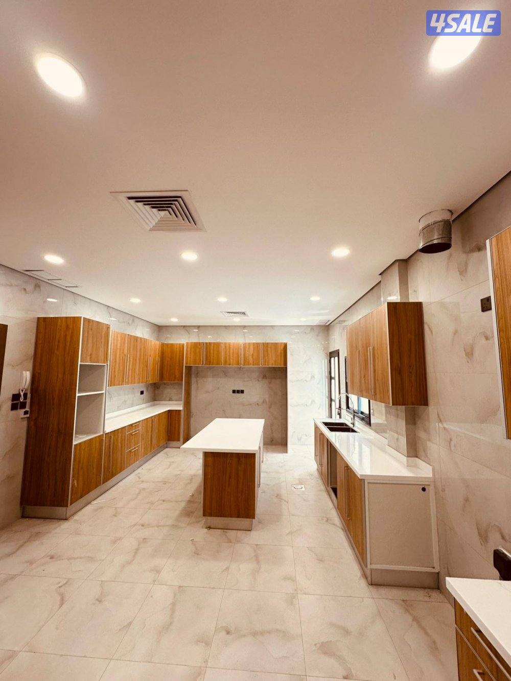 للايجار فيلا جديدة اول ساكن من5 غرف نوم منهم ٣ ماستر مع ديوانية وسايق8