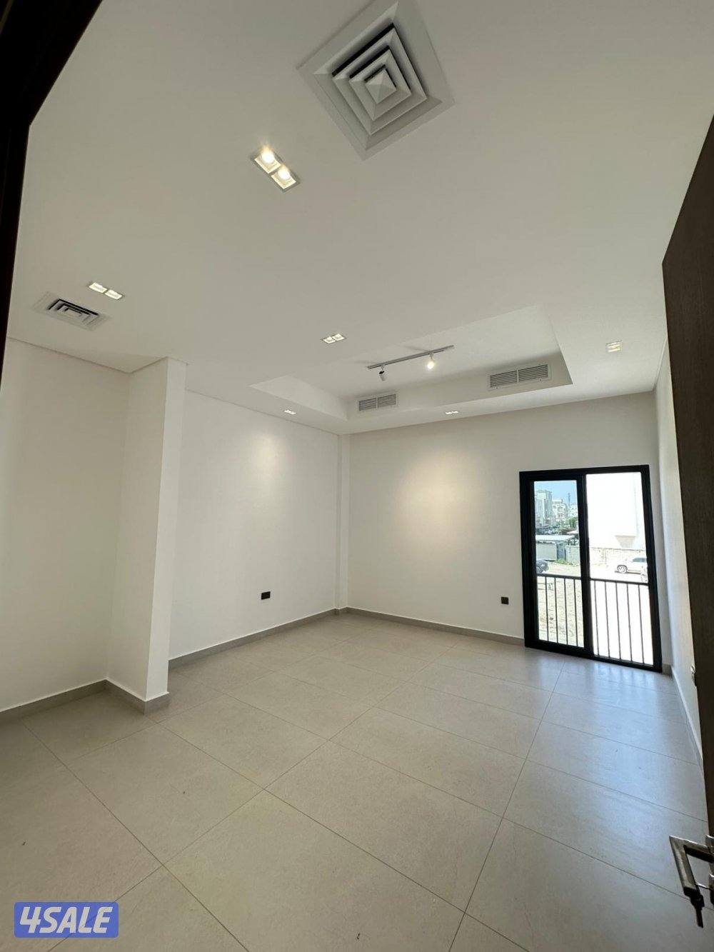 للايجار فيلا جديدة اول ساكن من5 غرف نوم منهم ٣ ماستر مع ديوانية وسايق10