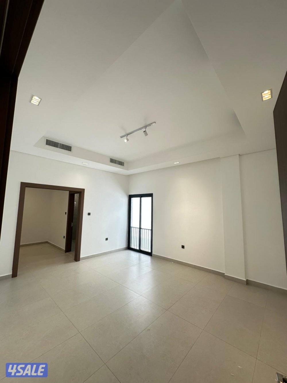 للايجار فيلا جديدة اول ساكن من5 غرف نوم منهم ٣ ماستر مع ديوانية وسايق12