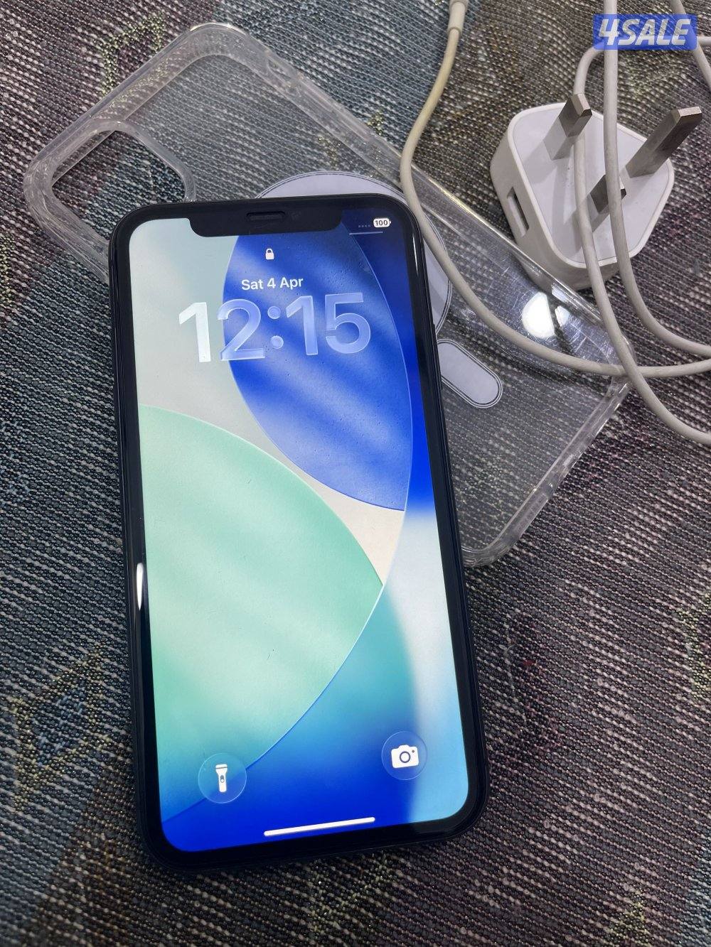 ايفون 11 اسود 128 جيجابايت بطارية 100 نظيف وشغال تمام مع الكفر1