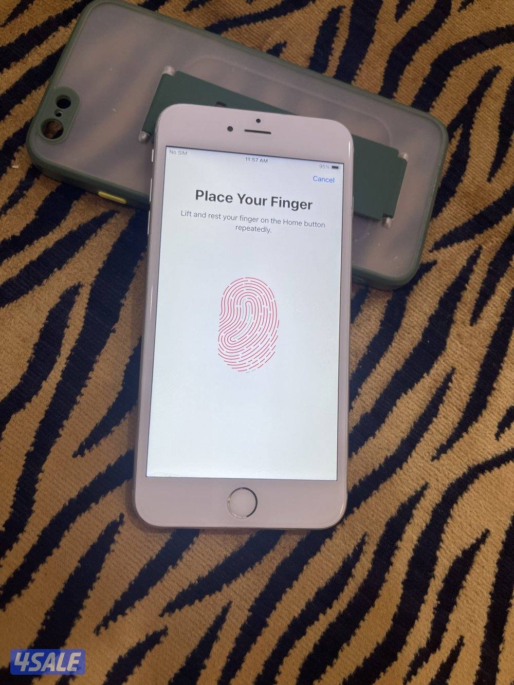 ايفون 6s بلس 64 قيقا شغال زين مع كفر وشاحن6