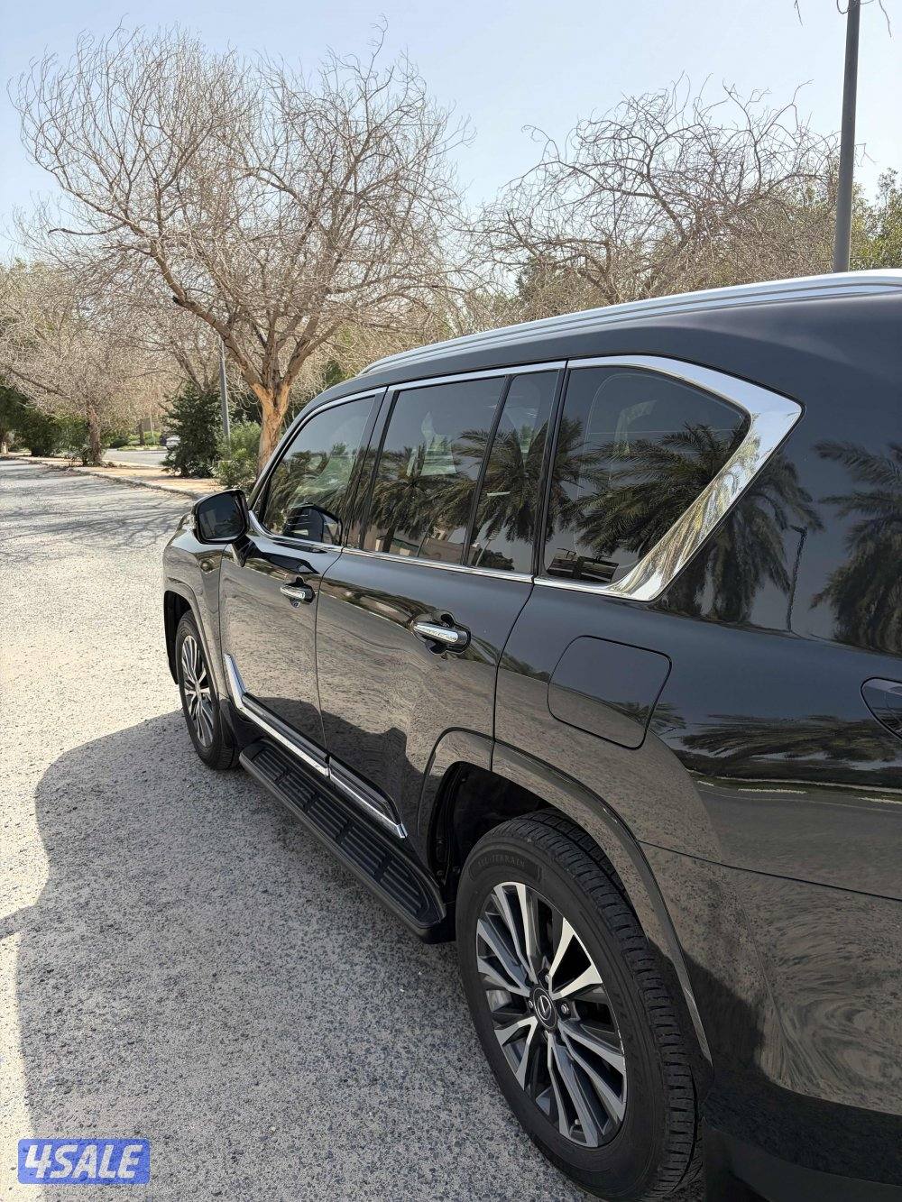 جيب لكزس 2023 اسود3