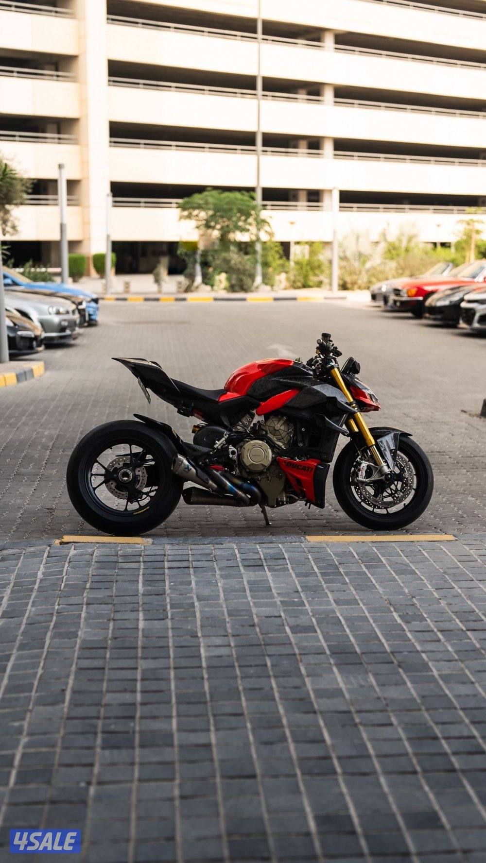 Ducati Streetfighter V43