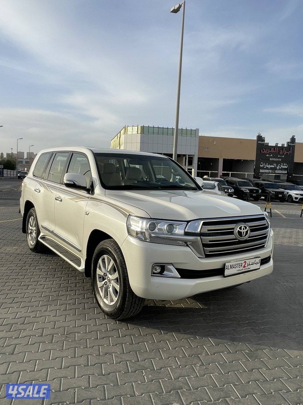 للبيع لاند كروزر VXRموديل 2017 وارد قطر0