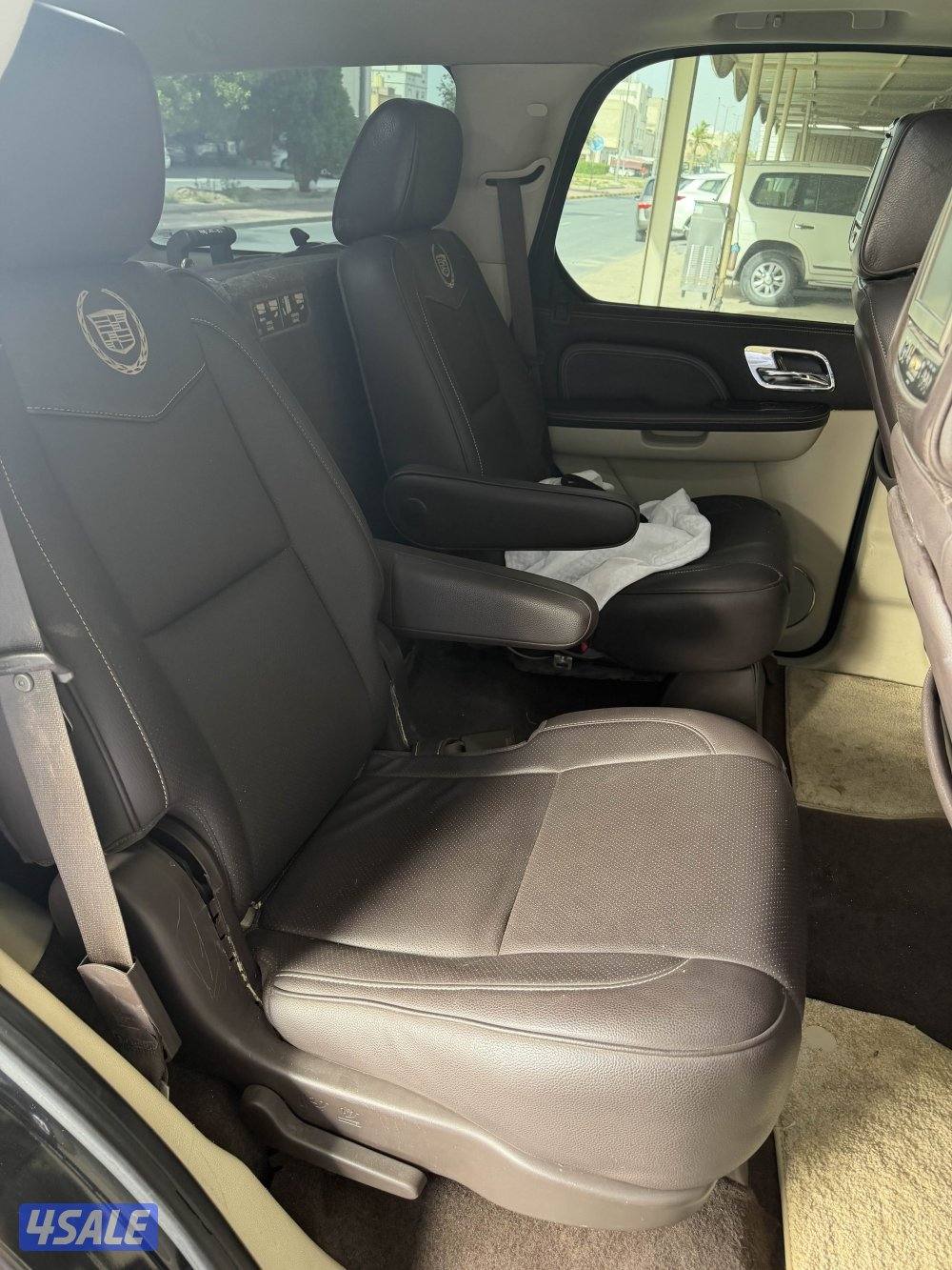 داخلية اسكاليد بلاتنيوم كامله نظيفه3