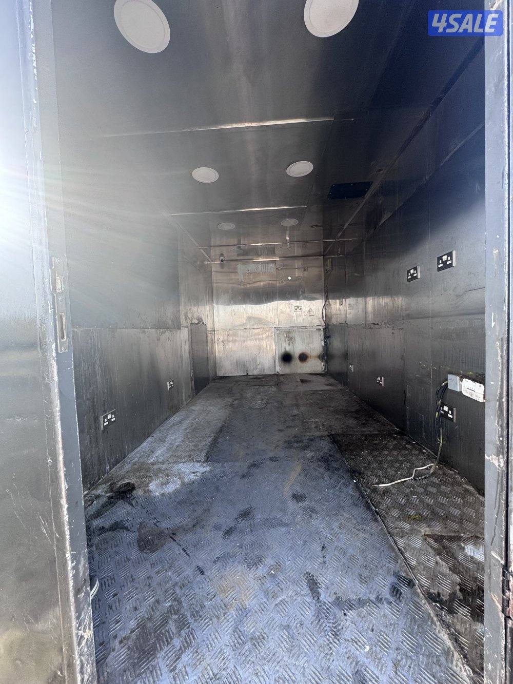 نصف شاحنه صندوق مقفل سينو ترك ٢٠١٣ ينفع بقاله او نقل عفش2