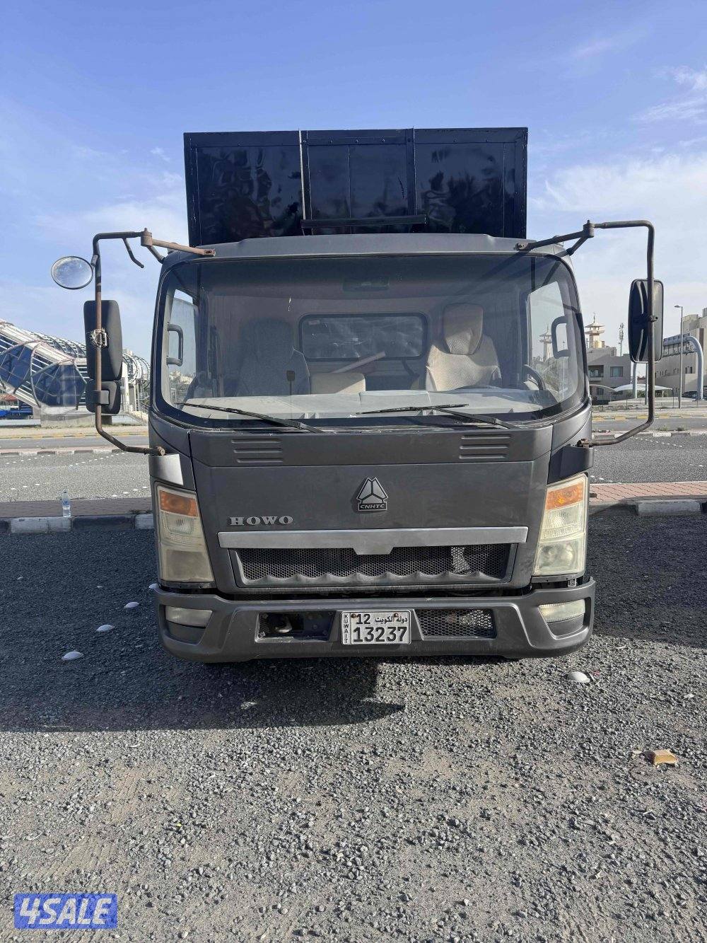 نصف شاحنه صندوق مقفل سينو ترك ٢٠١٣ ينفع بقاله او نقل عفش3