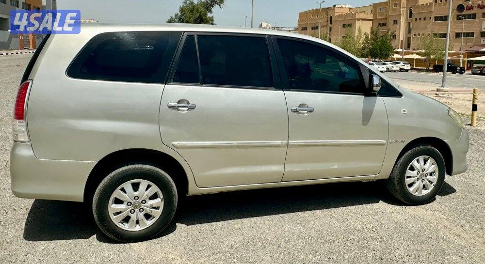 Toyota innova 2010 excellent good condition3