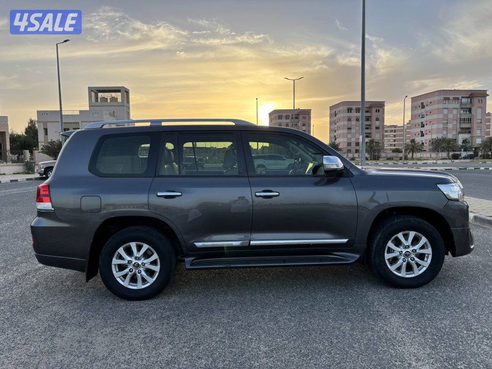 للبيع لاندكروزر ماشي ١٥٨2