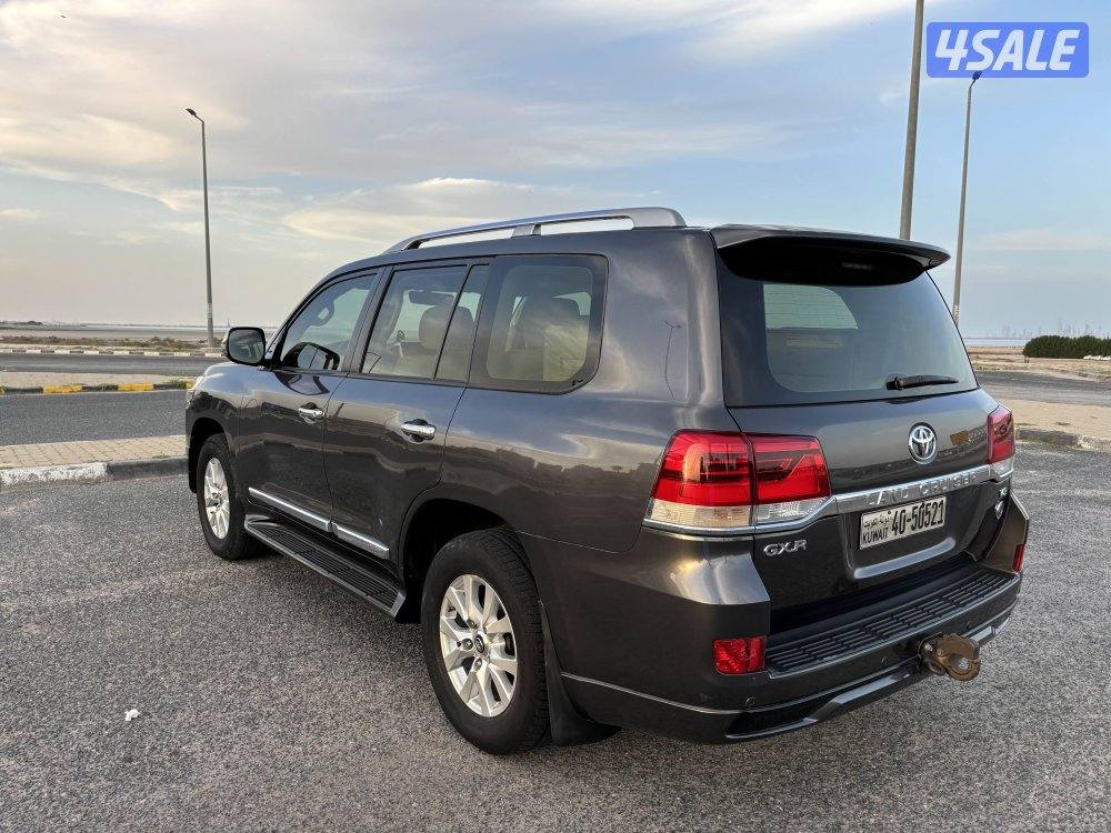 للبيع لاندكروزر ماشي ١٥٨4