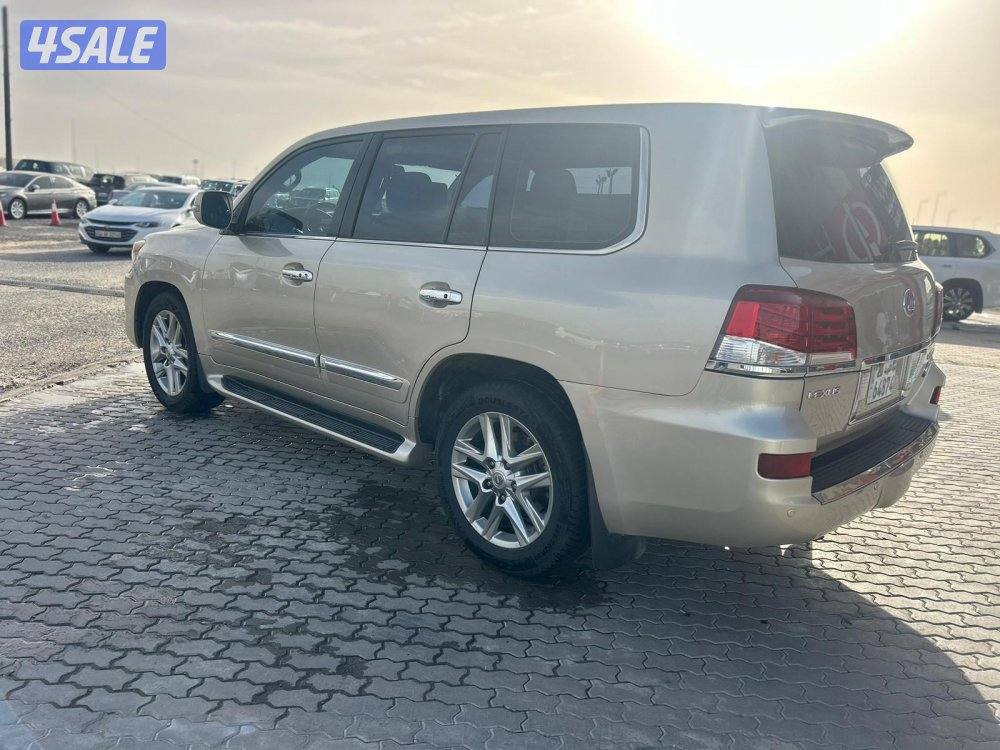 لكزس LX570 درجة ثانيه موديل 2013 ماشى 448.000 k.m وارد الساير.2