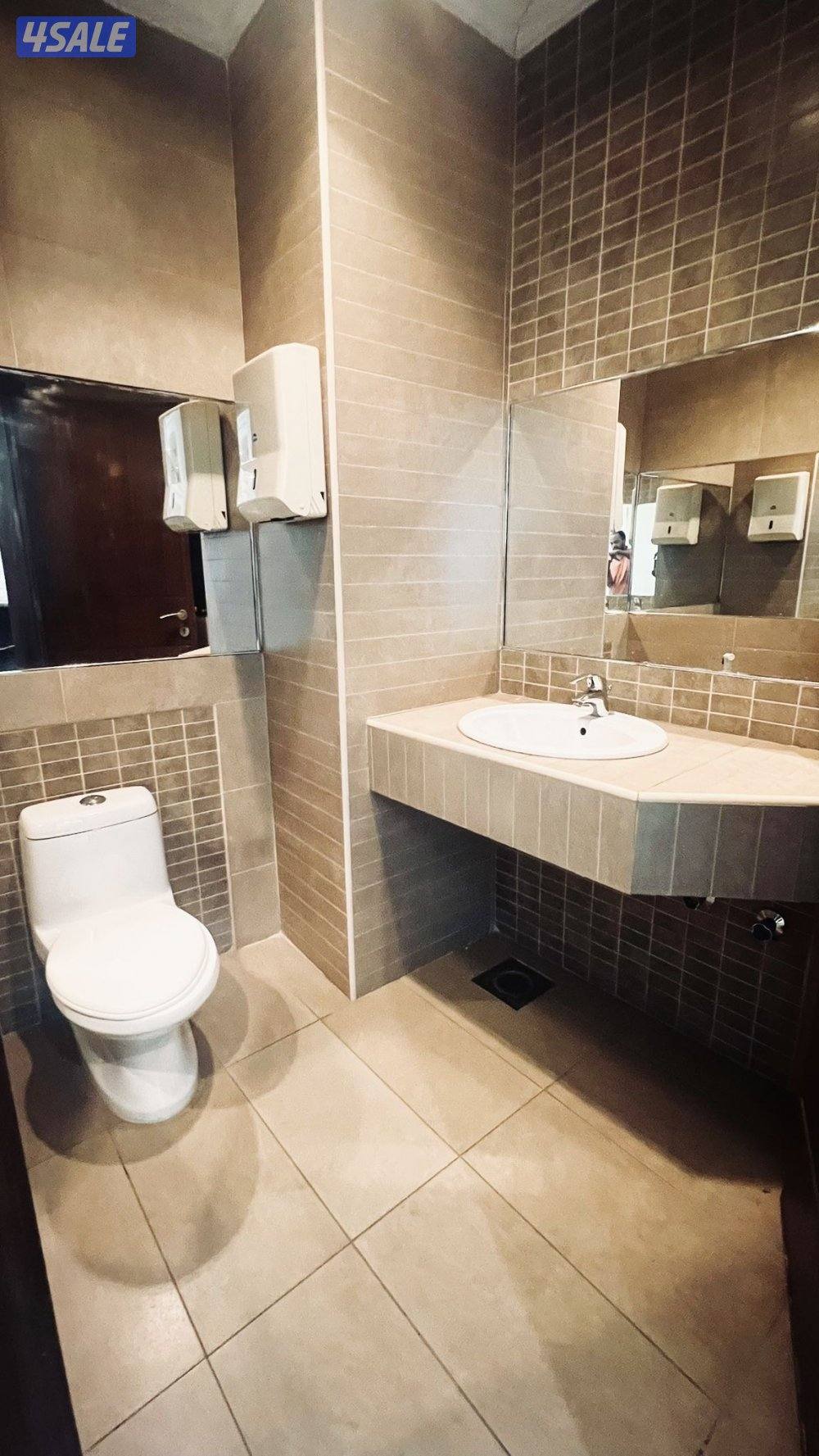 نص دور تجاري مميز للايجار بمنطقة القبله9