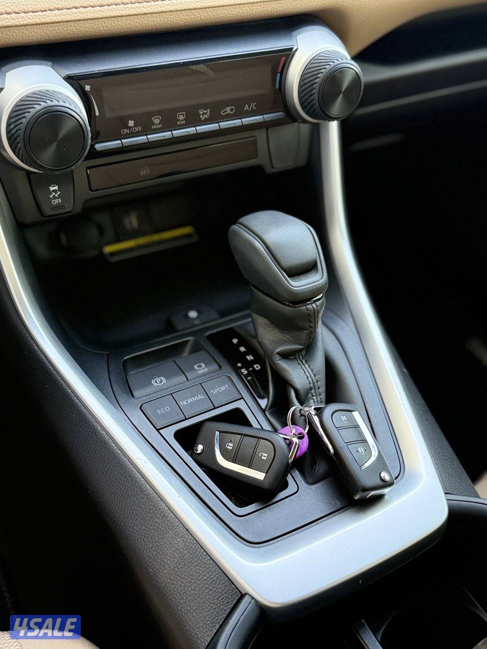 تويوتا راف فور - موديل 2023 - عداد 15 - وارد الساير - بحاله الوكاله9