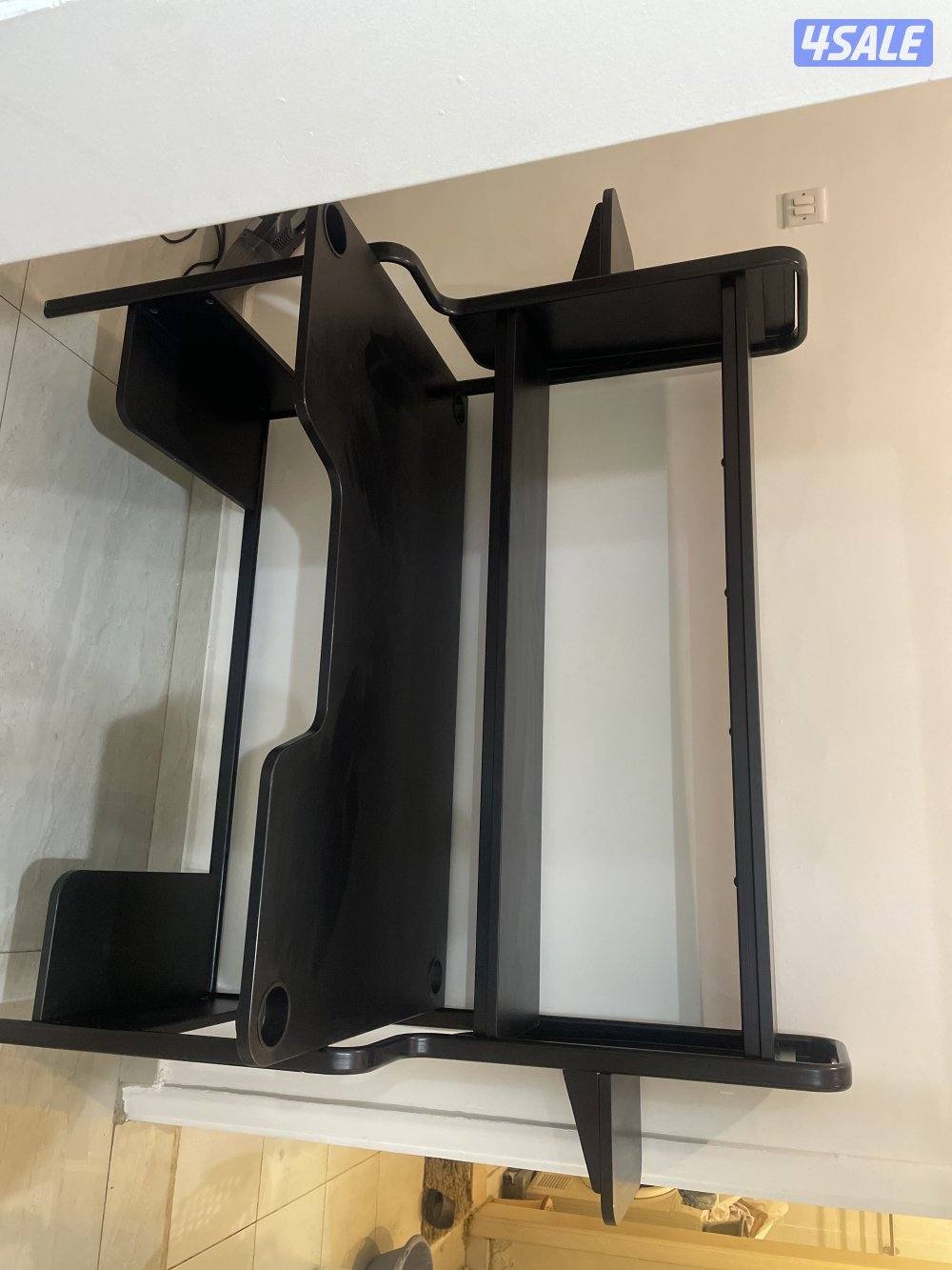 طاولة قيمز من إيكيا حديد ونظيفة، الولد ما يبيها يبي موديل ثاني1