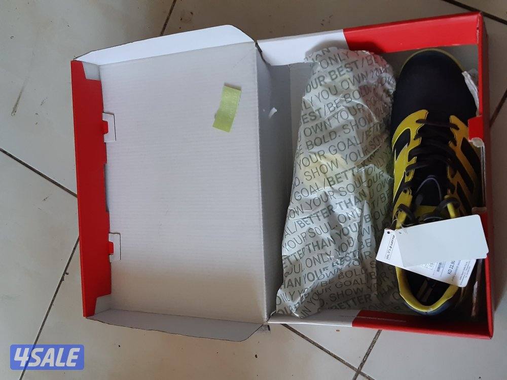 حذاء كرة  قدم من لوتو  لون اصفر ورمادي مقاس ٤٤0