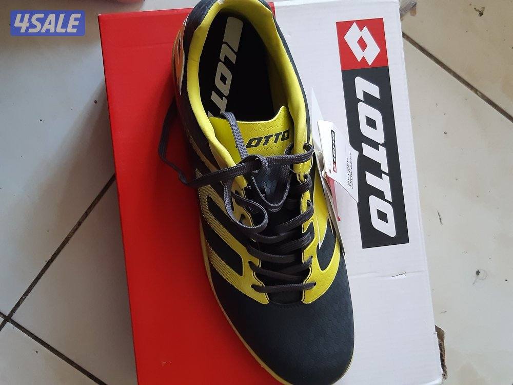 حذاء كرة  قدم من لوتو  لون اصفر ورمادي مقاس ٤٤1