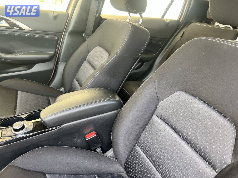 انفينيتي Q30 موديل 2018 عداد 84 الف8