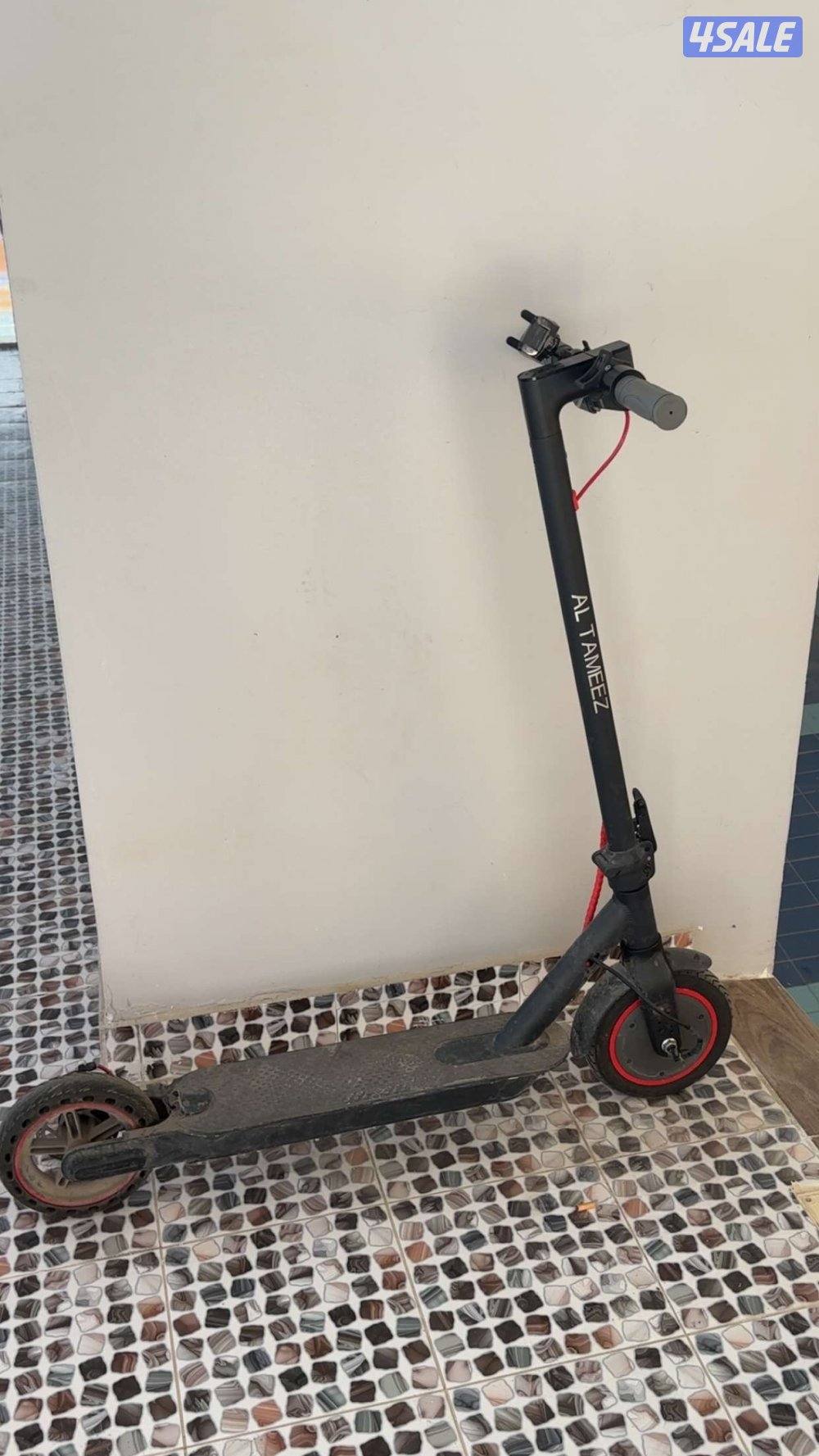 سكوتر للبيع يحتاج تصليح كيبلات ودعامية  الخلفية معه شحن سكوتر ممتاز0