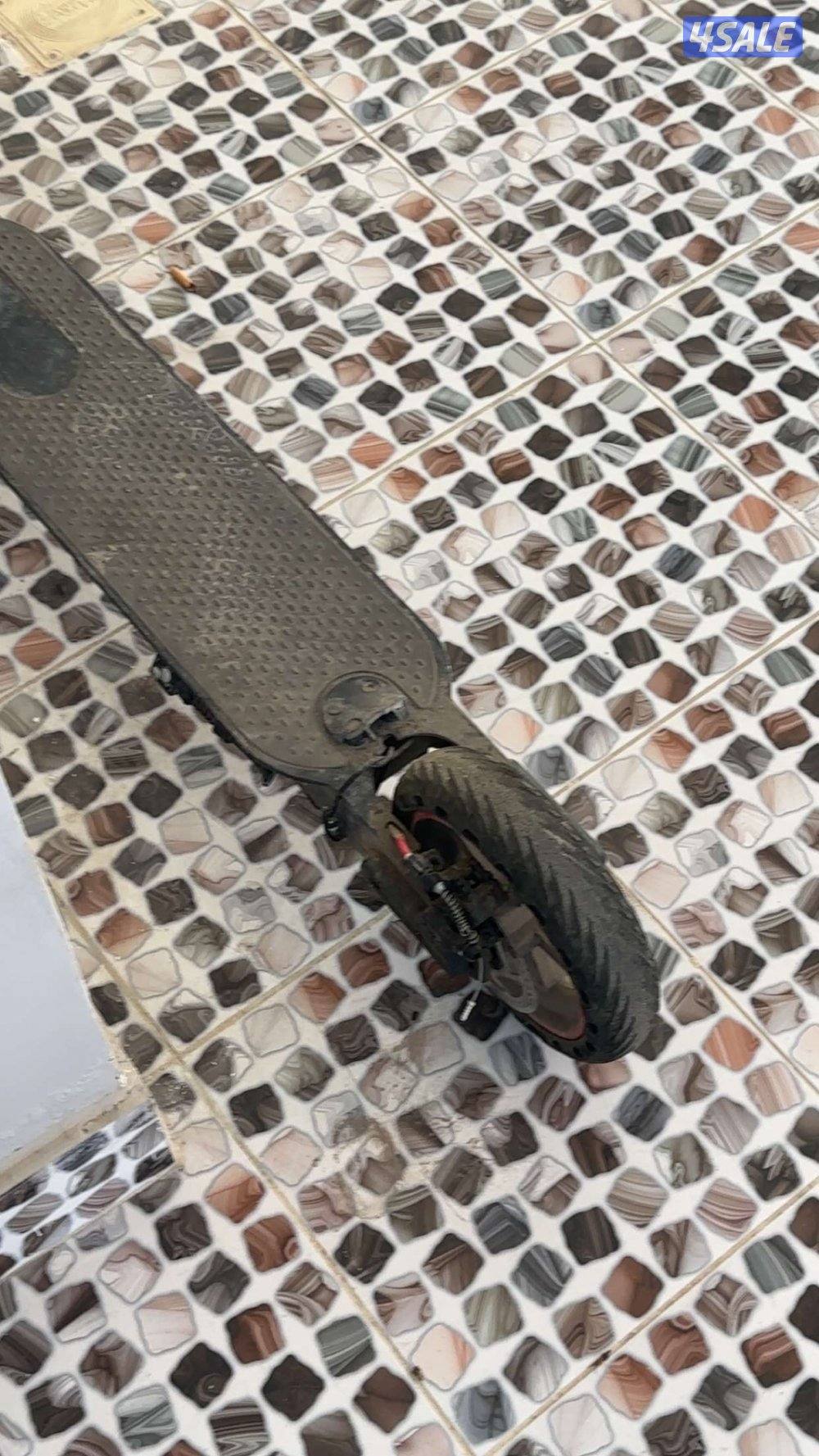 سكوتر للبيع يحتاج تصليح كيبلات ودعامية  الخلفية معه شحن سكوتر ممتاز2