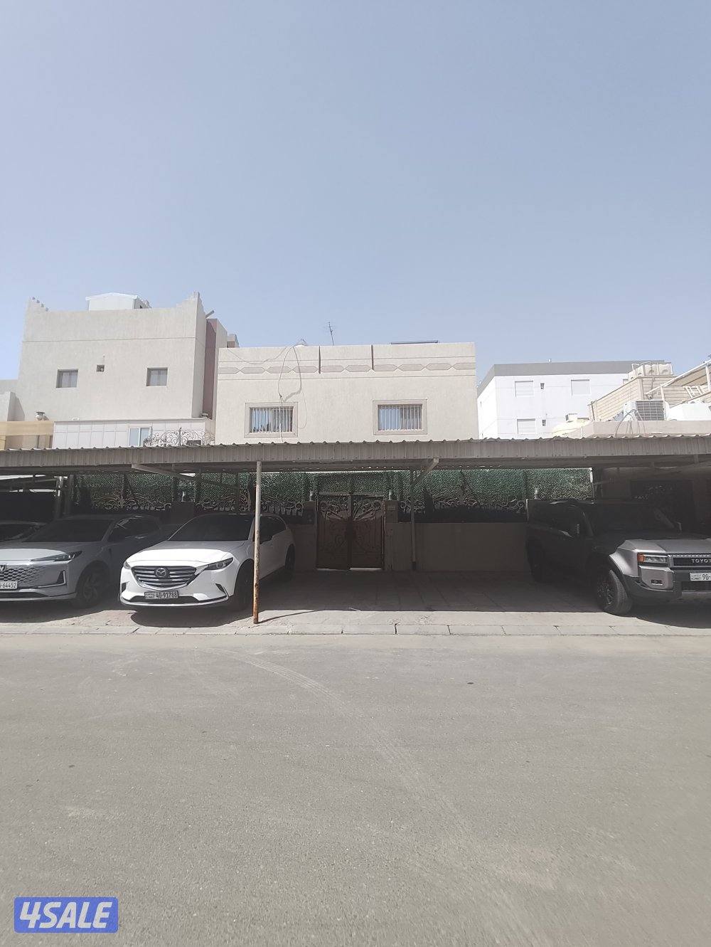 للبيع بيت في العمرية1