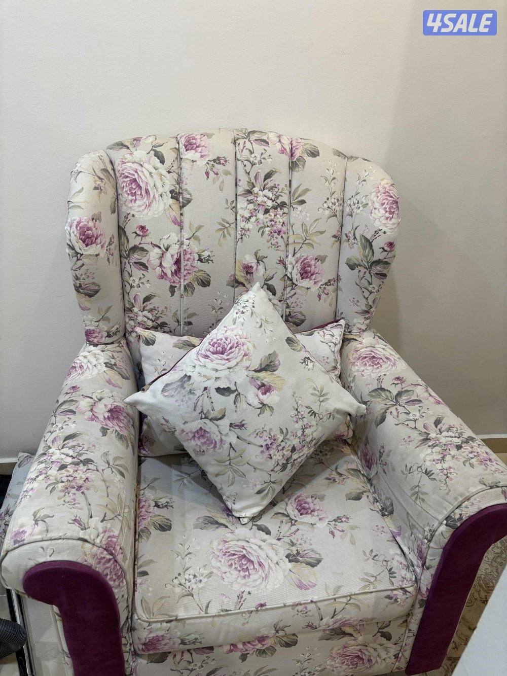 قنفات بيت بحاله جيده مكونه من ثلاث قطع وحده تكفي 4 والباقي شخص واحد0