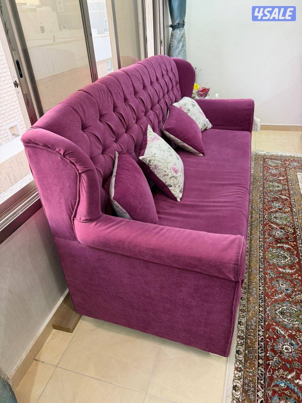 قنفات بيت بحاله جيده مكونه من ثلاث قطع وحده تكفي 4 والباقي شخص واحد2