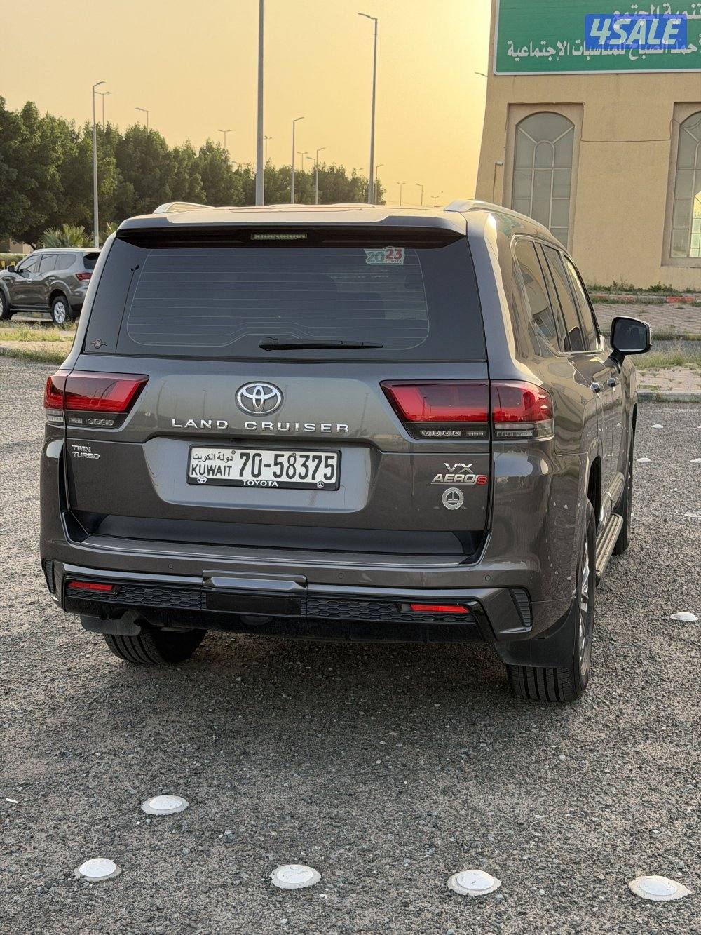 للبيع لاندكروزر VX Aero S twinturbo4